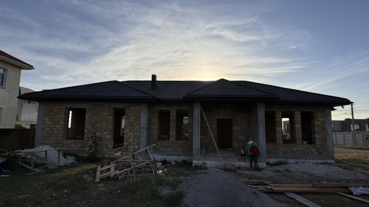 Каменный дом под кровлей